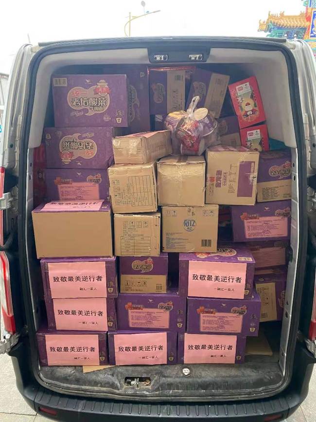 大兴融汇社区居民给“大白”送爱心物资，双方隔空加油让人泪目